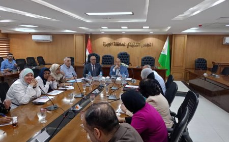 من المناطق غير المخططة.. نائب محافظ الجيزة يناقش تطوير منطقة عزبة الصفيح بأبو رواش