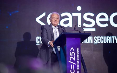 تكريم  المهندس عاطف حلمي وزير الاتصالات وتكنولوجيا المعلومات الأسبق خلال فعاليات مؤتمر الامن السيبرانى