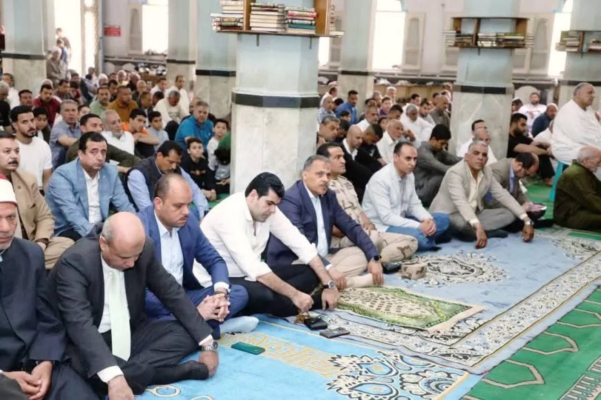 محافظ الشرقية  يؤدي و يشارك أهالي مدينة بلبيس صلاة الجمعة بمسجد الكويتية