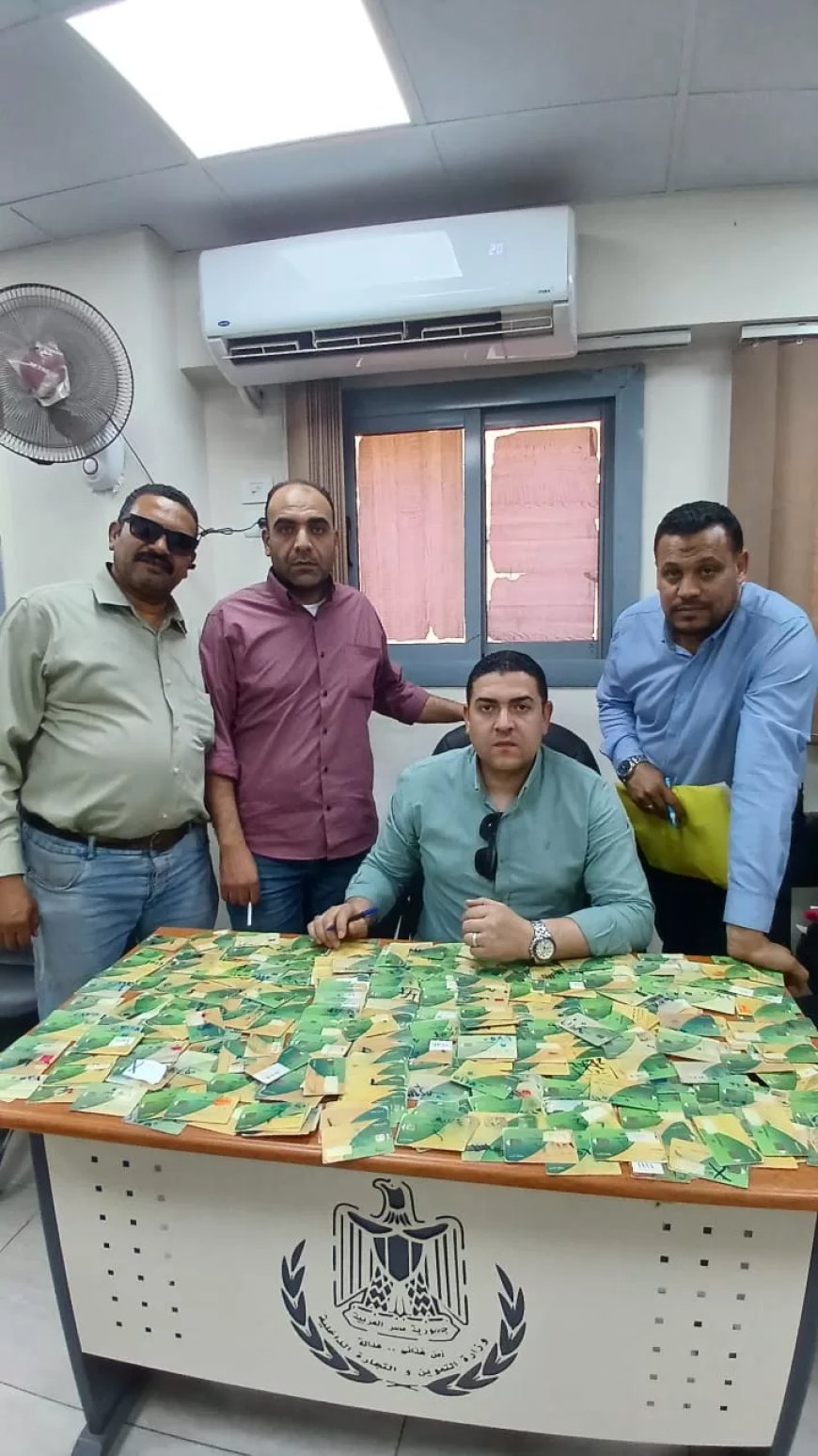 ضبط 447 بطاقة تموينية بحوزة صاحب مخبز بمنشأة القناطر.. و160 طن أسمدة مغشوشة داخل مصنع غير مرخص في الصف