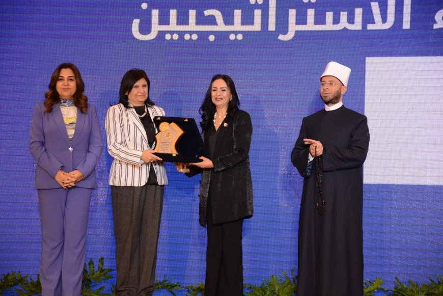 خلال حفل تكريم المؤسسات الأهلية الفائزة في مسابقة ” أهل الخير 2025  الدكتورة مايا مرسي تكرم قومي المرأة -درع المجلس تسلمته الدكتورة نسرين البغدادي