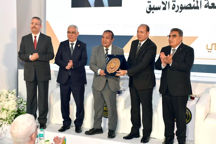 جامعة المنصورة تمنح النائب العام المصري الدكتوراه الفخرية خلال الاحتفال باليوبيل الذهبي لكلية الحقوق