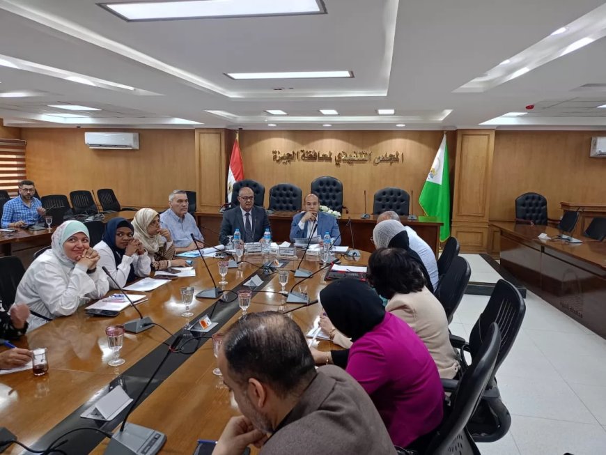 من المناطق غير المخططة.. نائب محافظ الجيزة يناقش تطوير منطقة عزبة الصفيح بأبو رواش