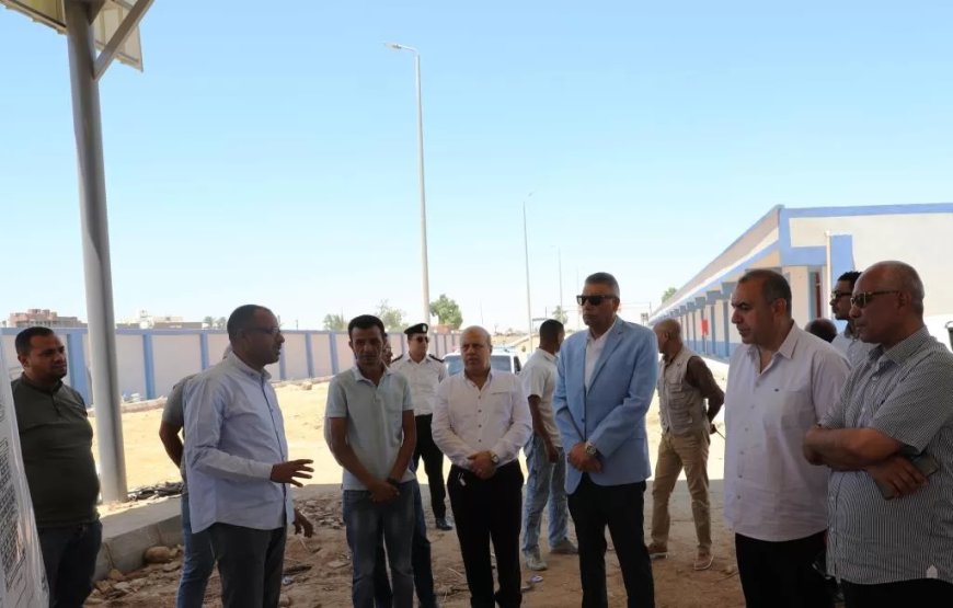 لتفريغ مدينة كوم أمبو من المواقف العشوائية .. محافظ أسوان يتفقد مشروع إنشاء مجمع المواقف الشرقى لسيارات السيرفيس بالكفور .. ويشدد لسرعة نهو الأعمال المتبقية خلال شهر