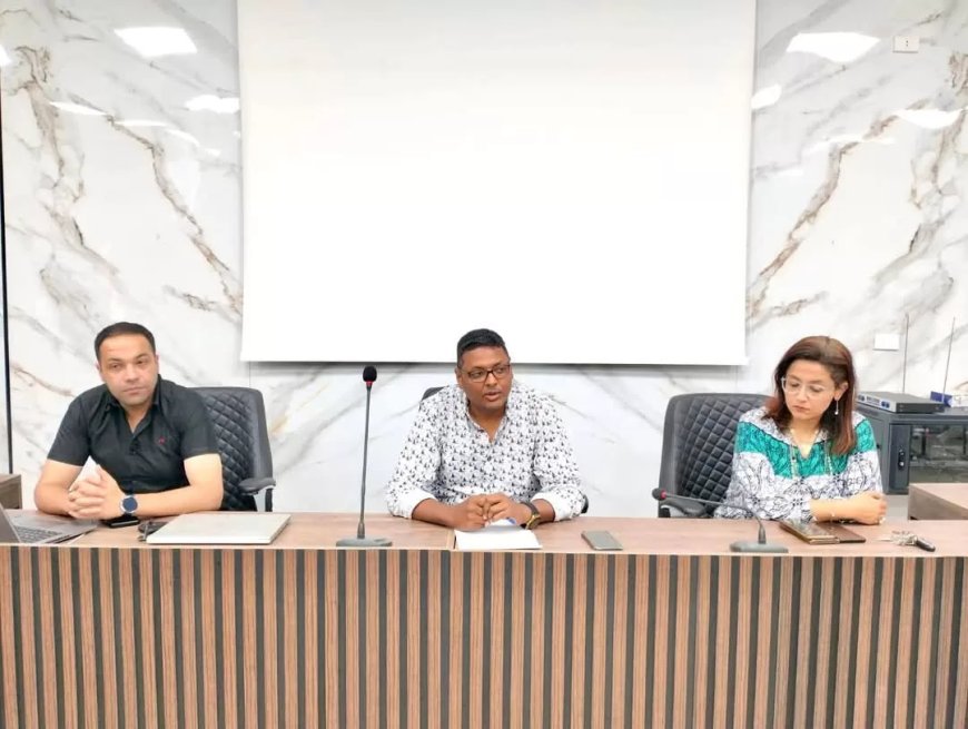 وكيل وزارة الصحة بالبحر الأحمر يناقش أعمال الطوارئ مع مسئولي مستشفى الغردقة العام
