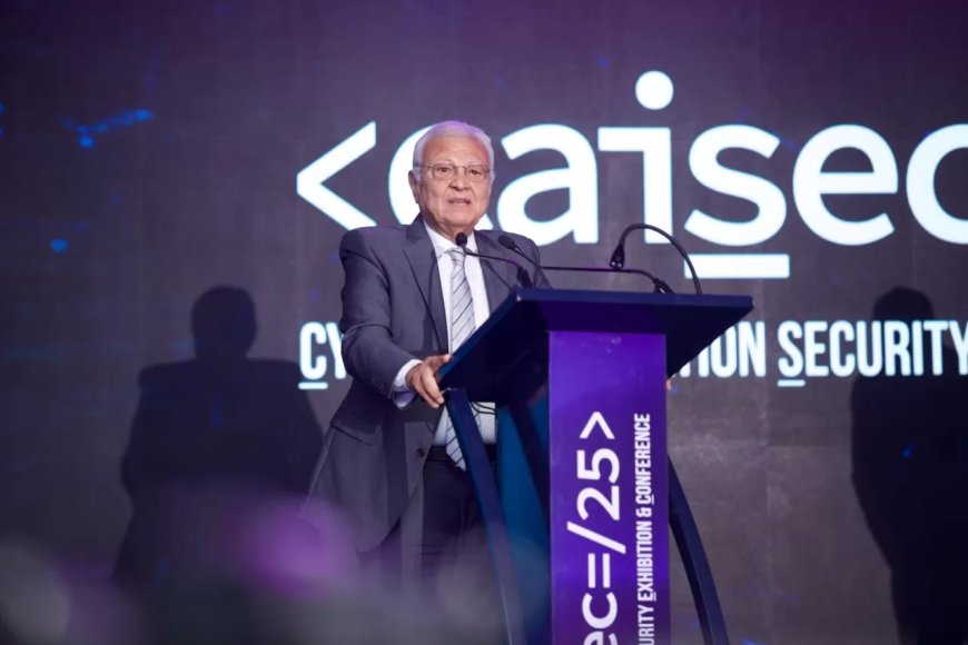 تكريم  المهندس عاطف حلمي وزير الاتصالات وتكنولوجيا المعلومات الأسبق خلال فعاليات مؤتمر الامن السيبرانى