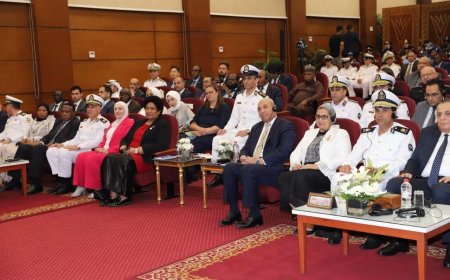 درع أكاديمية الشرطة للمستشارة أمل عمار خلال مشاركتها – فى ختام الدورة التدريبية  لتأهيل الكوادر الشرطية النسائية في مهام حفظ السلام
