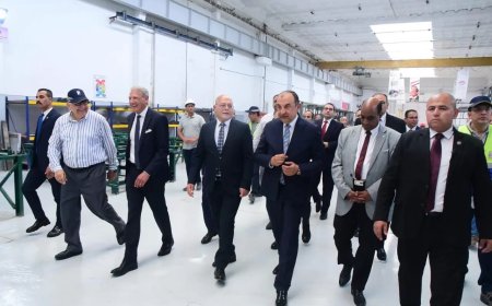 وزير قطاع الأعمال العام يتفقد سير العمل بمصنع الأتوبيسات.. ويشهد تسليم دفعة من مركبات “نصر سكاي” إلى جامعة سوهاج بحضور رئيس الجامعة