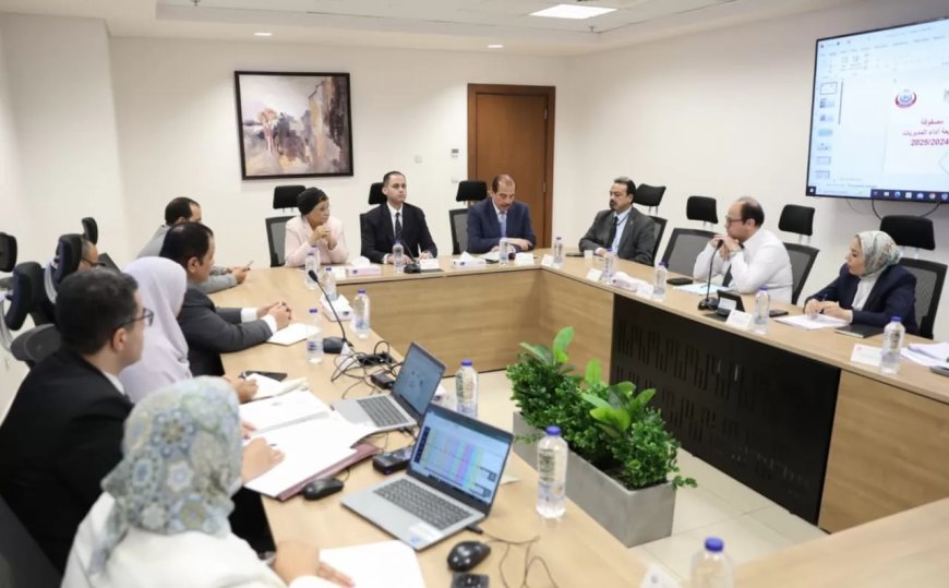 نائب وزير الصحة والسكان مع لجنة تقييم الأداء الخاصة بمديري ووكلاء مديريات الشؤون الصحية