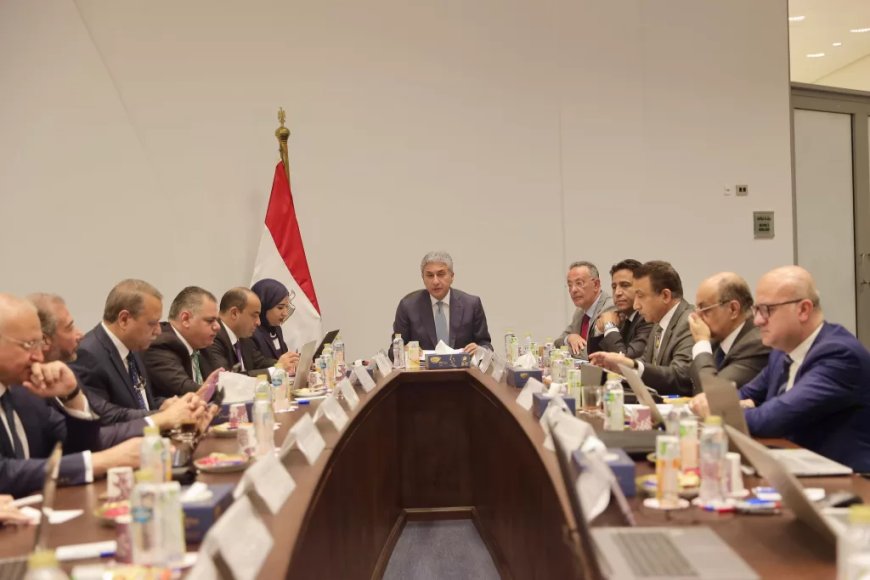 فى اجتماع مجلس إدارة  المتحف المصرى الكبير..             بحث مستجدات الموقف التنفيذى للمشروع  والأعمال المرتبطة بتجهيزات حفل الافتتاح..            التنسيق المسبق مع التربية والتعليم   فى توقيتات وأيام زيارات الرحلات المدرسية