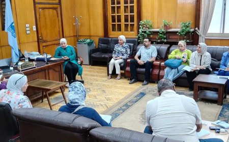 رئيس قطاع الشئون الصحية بالقاهرة فى إجتماعه مع مديري المناطق الطبية ومديري الإدارات المعنية بالمديرية تمهيداً لبدء حملة 100 يوم صحة بالقاهرة الثلاثاء القادم