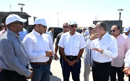 رئيس الوزراء يتفقد محطة التجارب البحثية لتحلية مياه البحر بمدينة العلمين