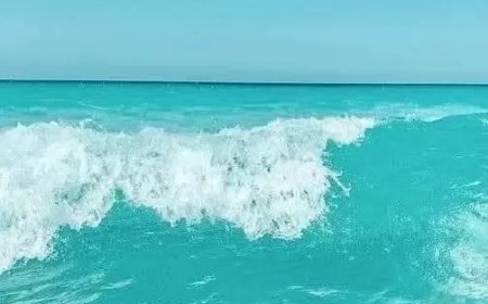 مدينة مرسي مطروح  تحذر المصطافين من السباحة بالشواطئ المفتوحة لارتفاع أمواج البحر