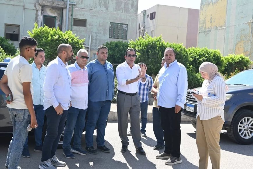 رئيس جهاز تنمية العاشر من رمضان يتابع ميدانيًا أعمال تطوير شبكات المياه والصرف بالحيين الأول والسادس