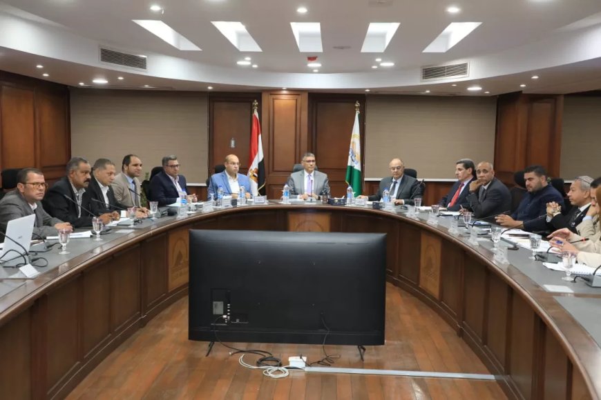محافظ الجيزة يترأس اجتماع مجلس إدارة الجهاز التنفيذي لمشروع استهلاك الطرق