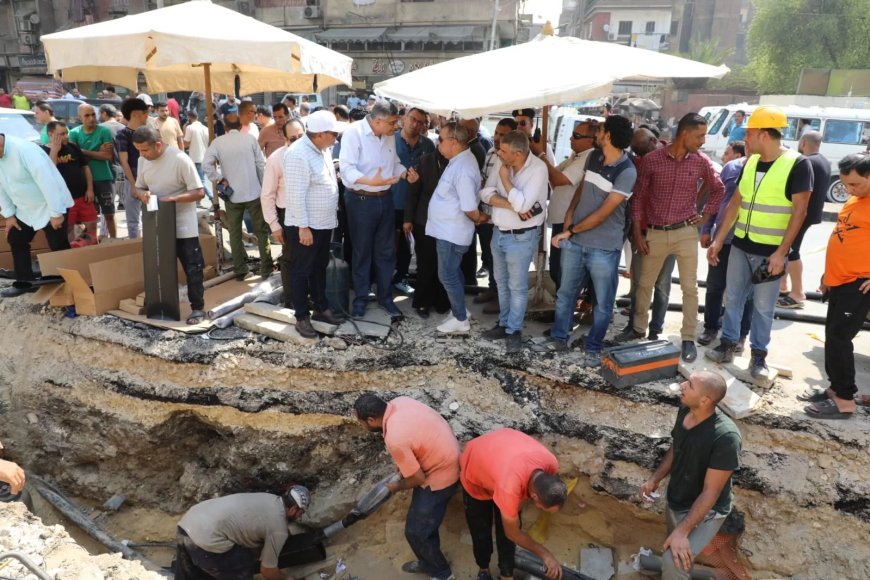 سيارات مياه تجوب مناطق الجيزة المتأثرة بالانقطاع.. لحين إصلاح الكابلات الكهربائية بالكامل