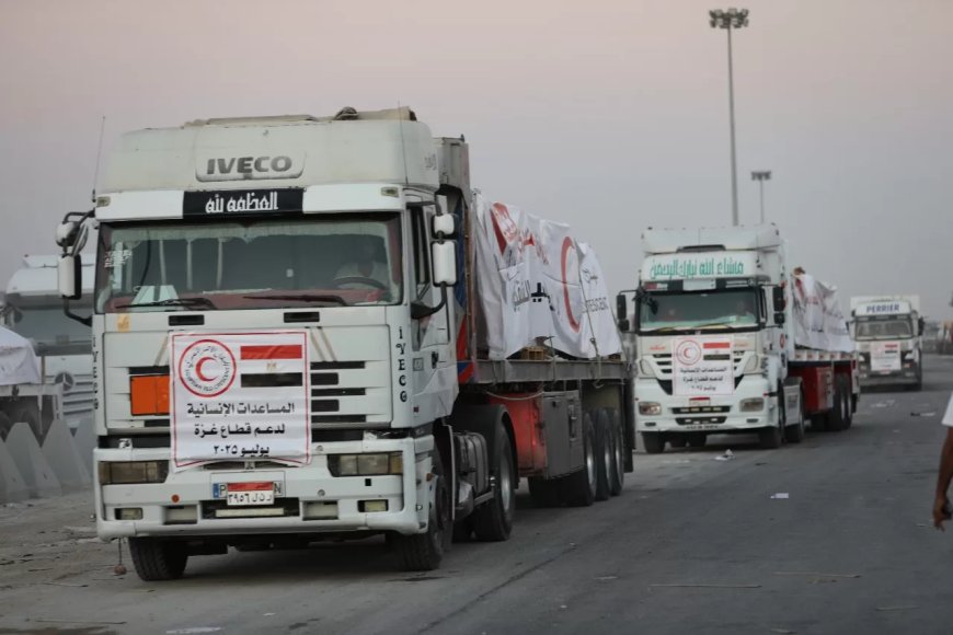 الهلال الأحمر: 135 شاحنة مساعدات جديدة تعبر إلى جنوب غزة عبر كرم أبو سالم