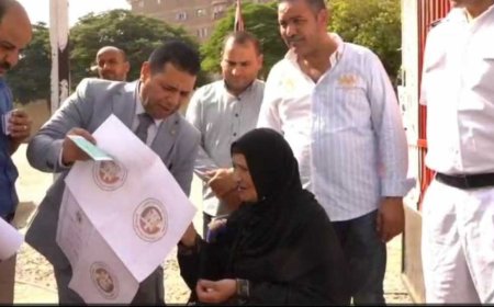 قاضٍ يساعد سيدة مسنة على الإدلاء بصوتها في انتخابات مجلس الشيوخ بالقاهرة