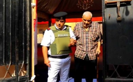 الشرطة تساعد الناخبين من كبار السن فى انتخابات مجلس الشيوخ بالقاهرة (صور)