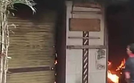 التهم محتوياته بالكامل.. السيطرة على حريق «محل زيوت» في الإسكندرية (صور)