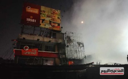 النيران تشتعل في محال تجارية أمام مترو شبرا الخيمة.. والحماية المدنية تحاصر الحريق (صور)