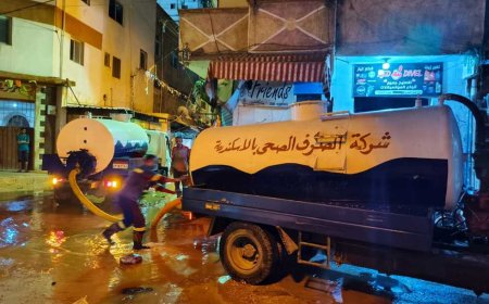 بسبب إنشاءات المترو.. كسر خط صرف صحي في الإسكندرية