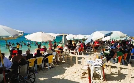 مياه فيروزية ومصطافون بالآلاف على شواطىء مطروح
