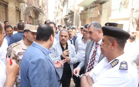 محافظ الشرقية يُتابع أعمال رفع الأنقاض بموقع إنهيار عقار بالزقازيق ويوجه بتوفير أوجه الدعم اللازم للمتضررين