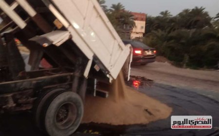 انقلاب سيارة محملة بالزيت على الطريق الدولي الساحلي