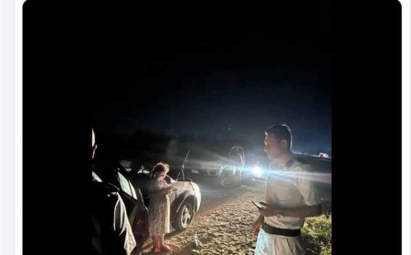 «ضابط شرطة في مهمة إنسانية».. أنقذ أسرة تعطلت سياراتهم على الطريق في المنوفية