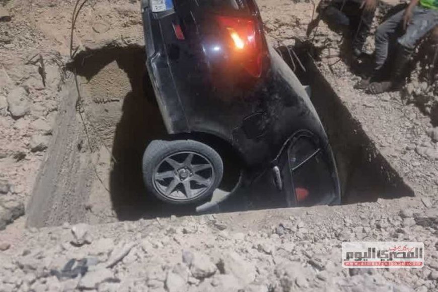 سقوط سيارة داخل غرفة صرف صحي بطريق الحي الإيطالي في حدائق أكتوبر