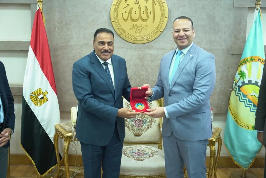 محافظ مطروح يكرم الدكتور إسلام عساف وكيل وزارة الصحة السابق