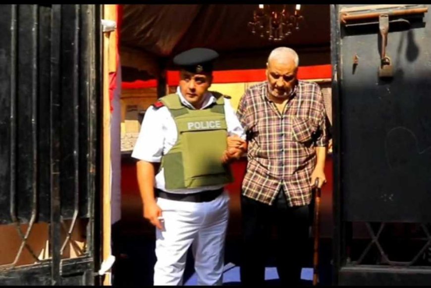 الشرطة تساعد الناخبين من كبار السن فى انتخابات مجلس الشيوخ بالقاهرة (صور)