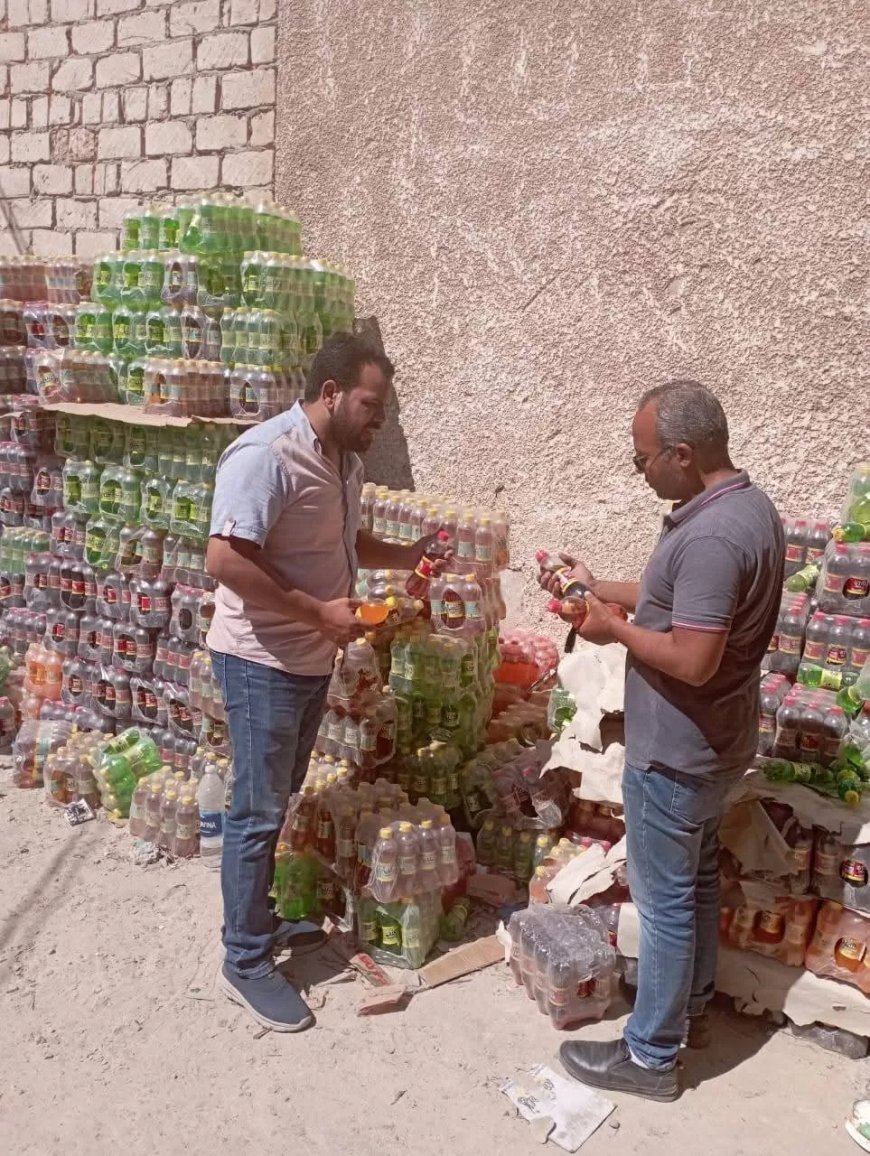 لجان مراقبة الاغذية  بصحة مطروح  تضبط وتعدام 3 طن ونصف طن مواد غذائية 