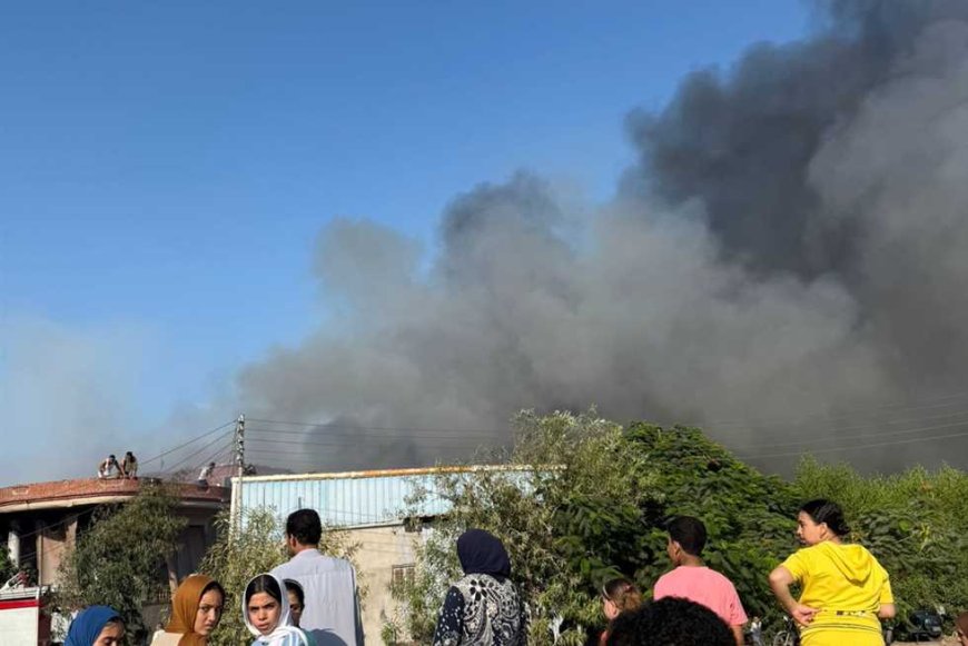 حريق يلتهم مصنع ملابس في المحلة الكبرى.. و 8 سيارات إطفاء لإخماده