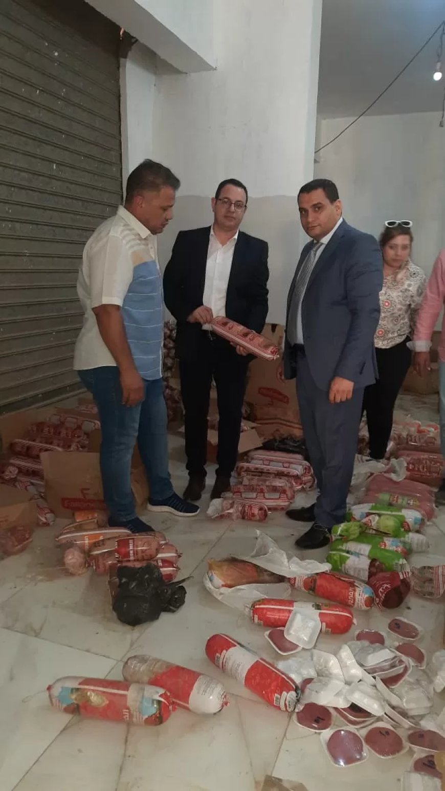 “تموين الجيزة” تضبط ٩ أطنان لانشون مجهول المصدر داخل مخزن مخالف بالطالبية