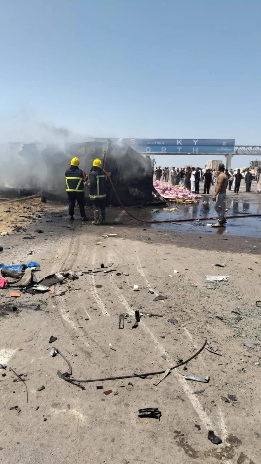 بالصور حادث مروع عند مدينة الضبعة وغلق الطريق في اتجاه مطروح