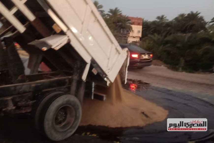 انقلاب سيارة محملة بالزيت على الطريق الدولي الساحلي