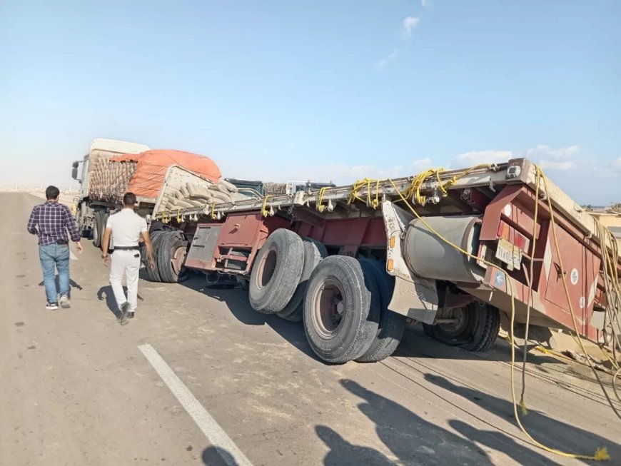 إعادة فتح طريق مطروح بعد انقلاب تريلا محمّلة بالأسمنت في أبو مرقيق