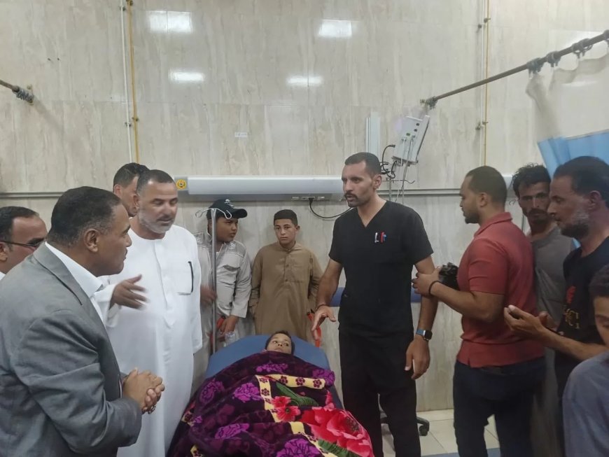 محافظ مطروح يتفقد المصابين فى حادث القطار بمستشفى الضبعة ورأس الحكمة