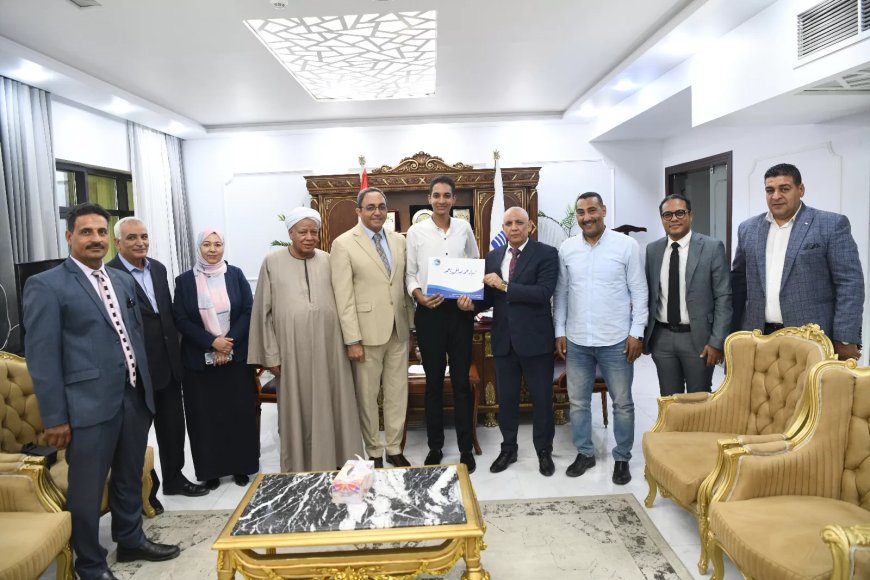 محافظ قنا يسلم عقود عمل لأوائل خريجي مدرسة مياه الشرب والصرف الصحي