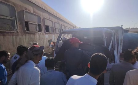 قطار مطروح يصطدم بسيارة والعناية الإلهية أنقذت الركاب