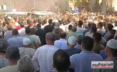 يوم حزين.. الآلاف يشيعون جثمان أسرة لقيت مصرعها في حادث سيارة بالبحيرة