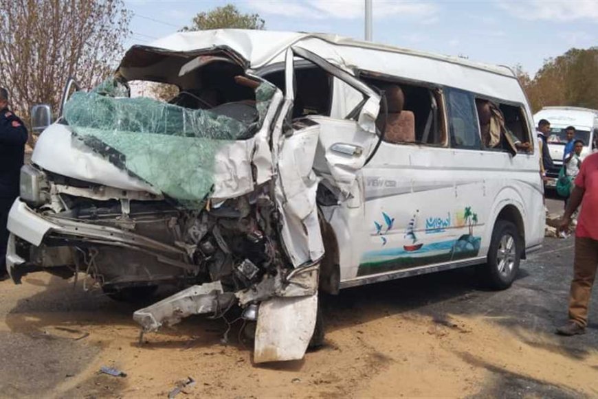 مصرع شخص وإصابة 14 في حادث انقلاب ميكروباص علي طريق أسوان الصحراوي الغربي