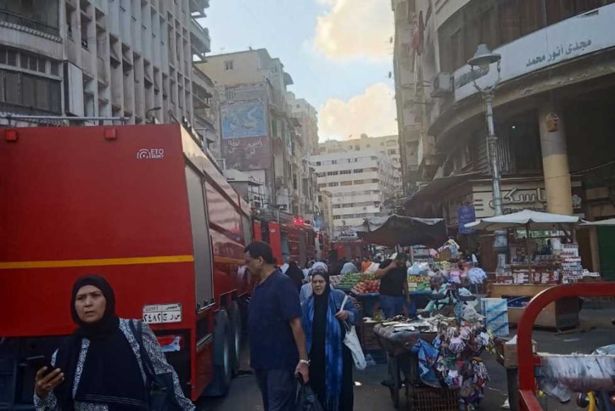 حريق بعقار مهجور في «حارة اليهود» بالإسكندرية يتسبب في انهيار أجزاء منه (صور)