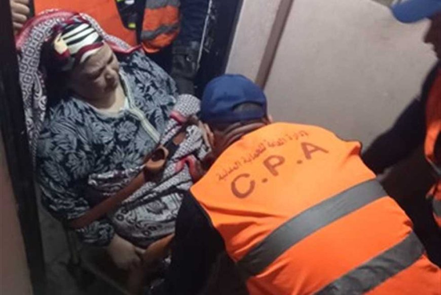 في لفتة إنسانية.. «الشرطة» تنقل مسنّة إلى المستشفى بالبحيرة