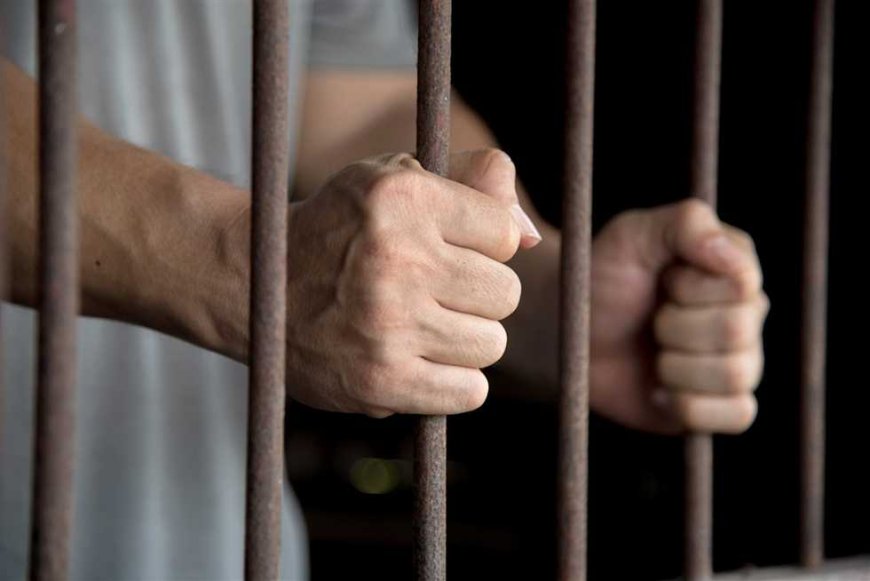 طلب مبالغ مالية وإقامة علاقة جنسية مع طفلتين.. سجن مشدد لعاطل بتهم التهديد والابتزاز