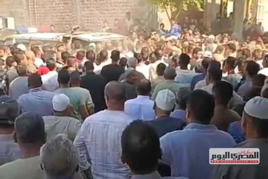 يوم حزين.. الآلاف يشيعون جثمان أسرة لقيت مصرعها في حادث سيارة بالبحيرة