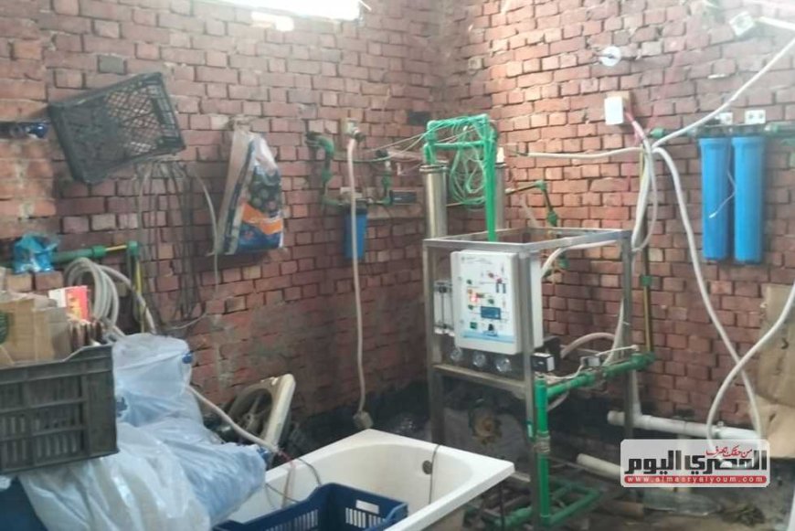 ضبط مصنع لتعبئة المياه المعدنية بعلامات تجارية مقلدة في كفرالشيخ