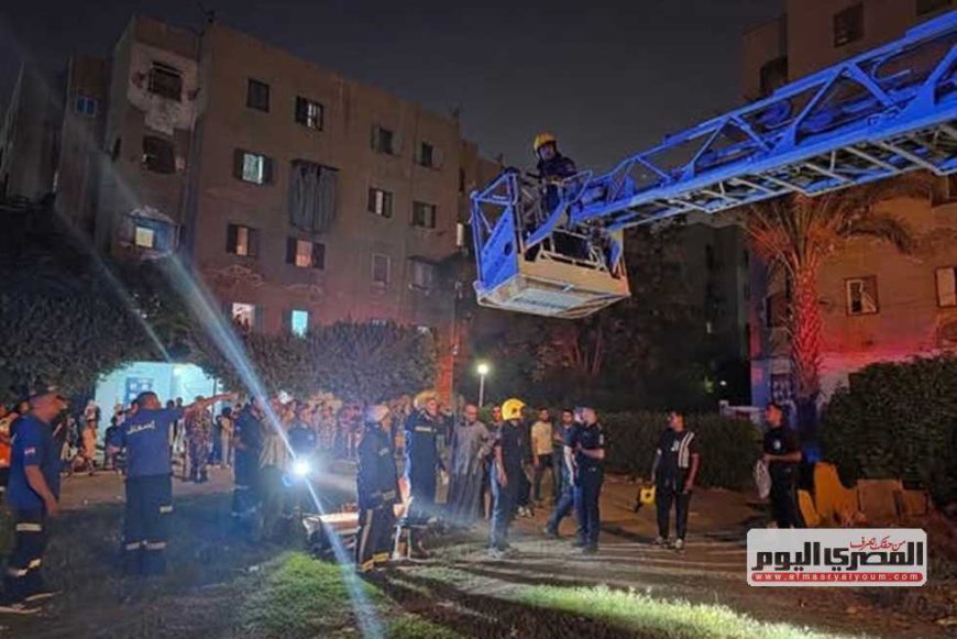 بعد حدوث انهيار جزئي بها.. الحماية المدنية تستخدم سلمًا هيدروليكيًا لإنقاذ سكان عمارة بأكتوبر